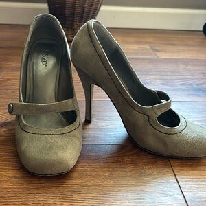 Mary Jane pumps